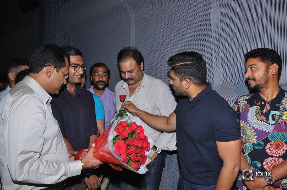 Army-People-Watching-Naa-Peru-Surya-Naa-illu-India-Movie-Photos